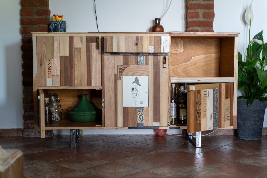 Credenza artigianale porta vinili realizzata con legno di recupero PETRA - immagine 6